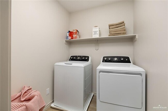 Building Photo - 18 Central Park St