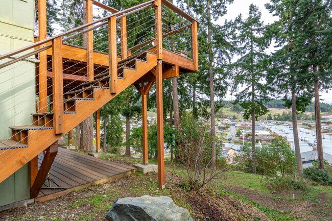 Building Photo - 3 Bed 2.5 Bath Home with a View!