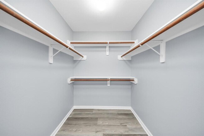 Building Photo - 10405 Shadow Oaks Dr
