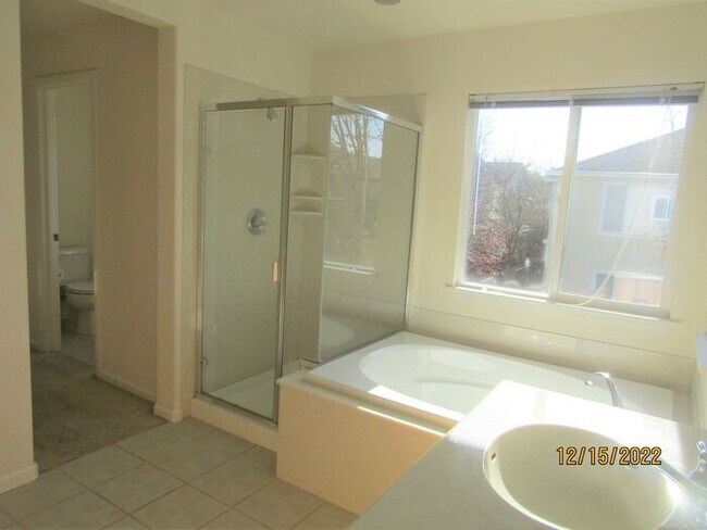 Building Photo - Great 3 bed 2.5 bath single family home in Windsor! Brand New Flooring and Paint!
