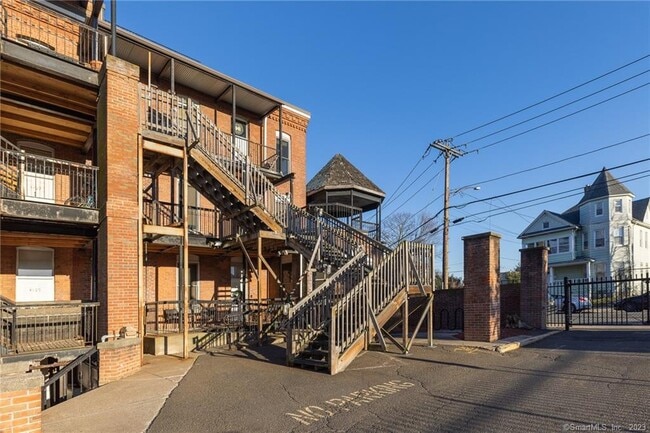 Building Photo - 325 Lafayette St