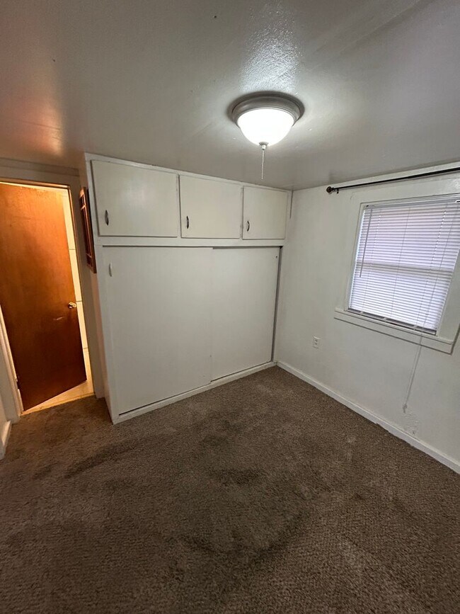 Building Photo - 738 9th Ave W