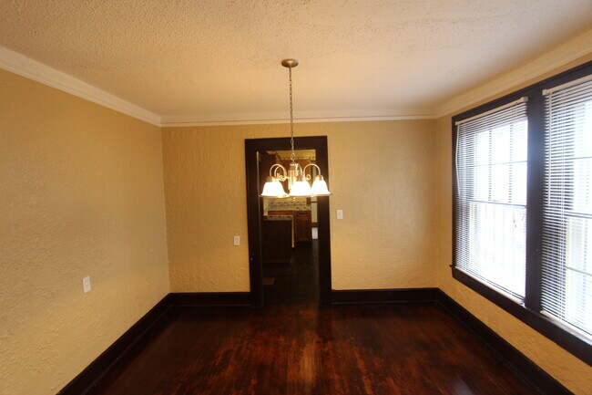 Building Photo - 1605 4th Terrace W