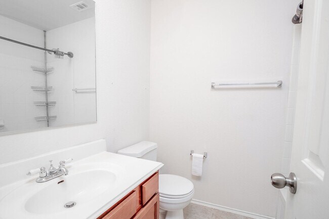 Building Photo - Beautiful 4/BR 2.5/BA Home with Incredible...
