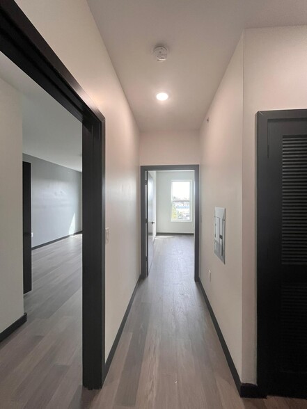 Building Photo - 130 Mallory Ave