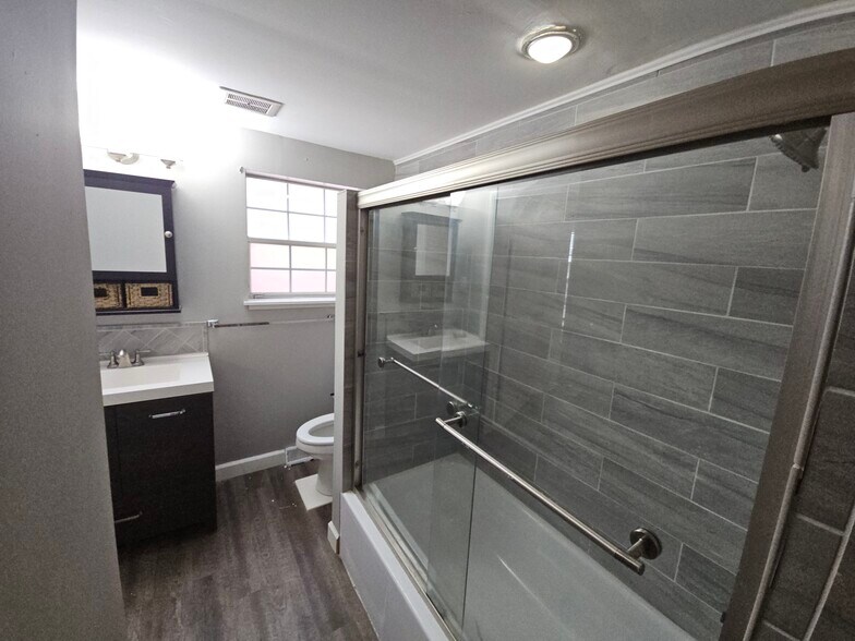 Building Photo - 319 Baum St