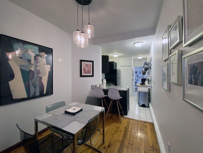 Building Photo - 206 7th St