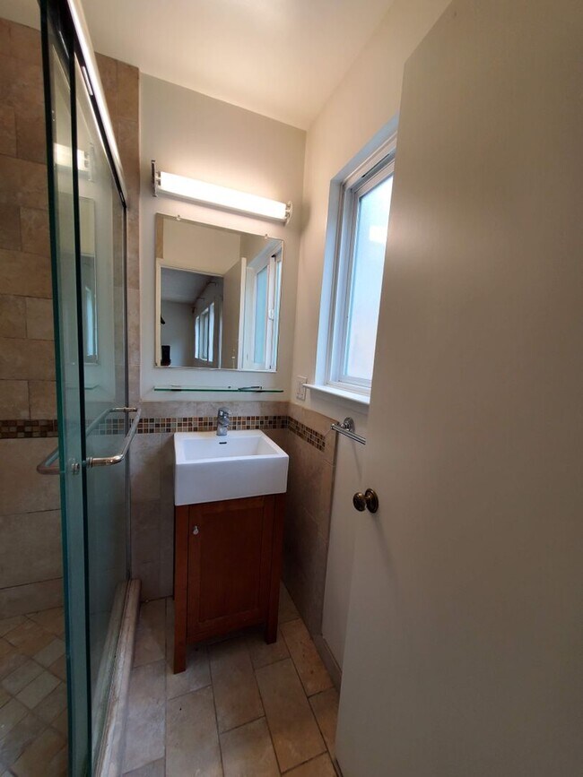 Building Photo - Mont Marin 4x3 home with bedroom suites on...