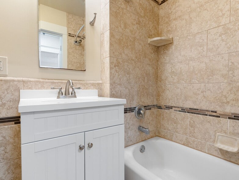 Building Photo - 1460 Gaviota Ave