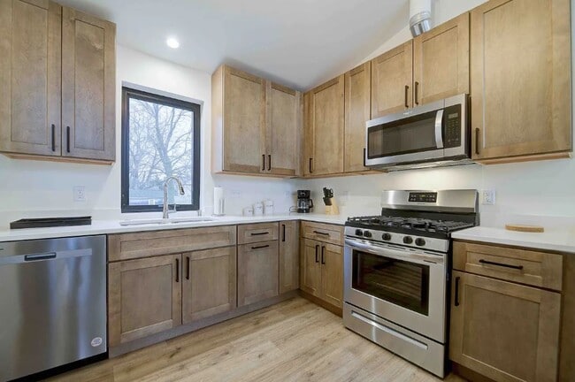 Building Photo - 923 E Otjen St