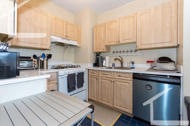 Building Photo - 448 Park Dr