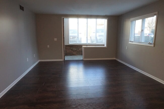 Building Photo - 114 Pinewood Dr