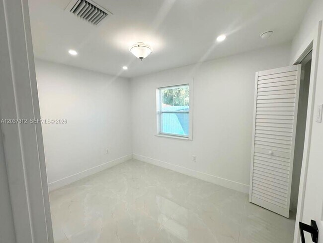 Building Photo - 1473 NE 30th Ct