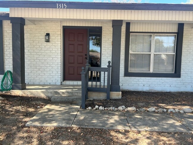 Building Photo - 1315 White Rock Dr