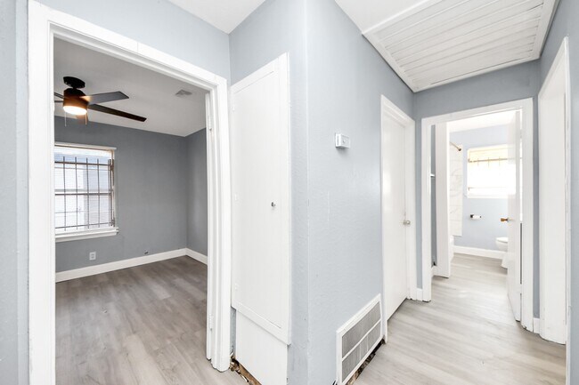 Building Photo - 5606 Elmlawn Dr