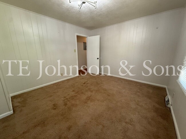 Building Photo - 3BR Home with Stainless Steel Appliances, Hardwood Floors & Carport