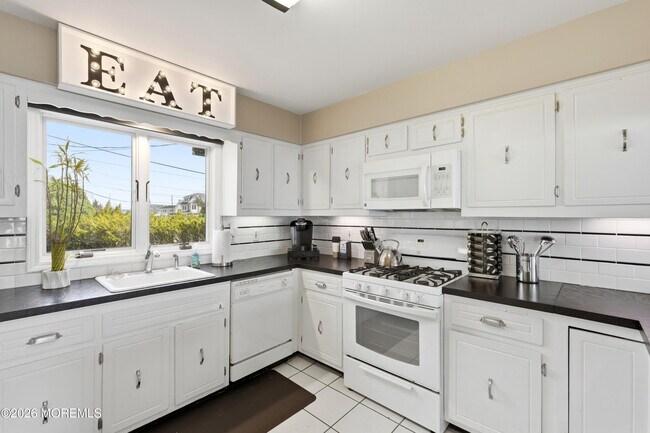 Building Photo - 473 Tamiami Dr