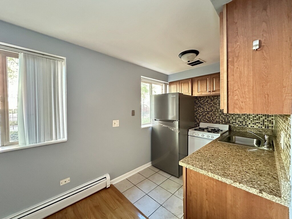 Building Photo - 5820 N Sheridan Rd