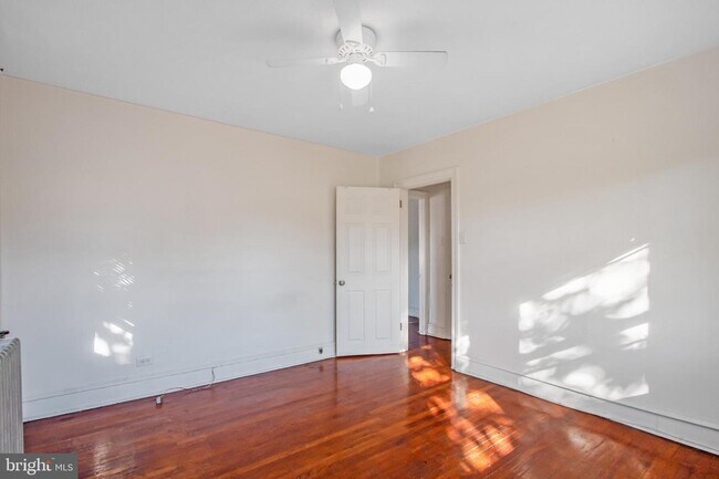 Building Photo - 6024 Larchwood Ave