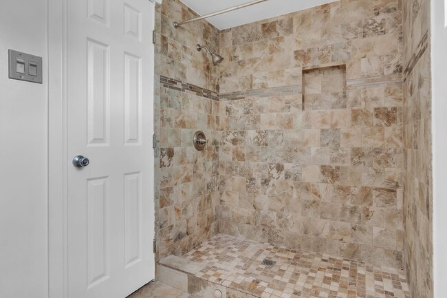 Building Photo - 915 E 91st St