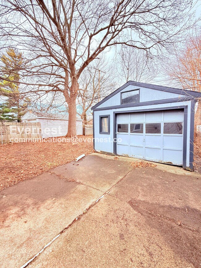 Building Photo - 3 Bed/1 Bath Home with Detached Garage / Vouchers Accepted / Available Now!