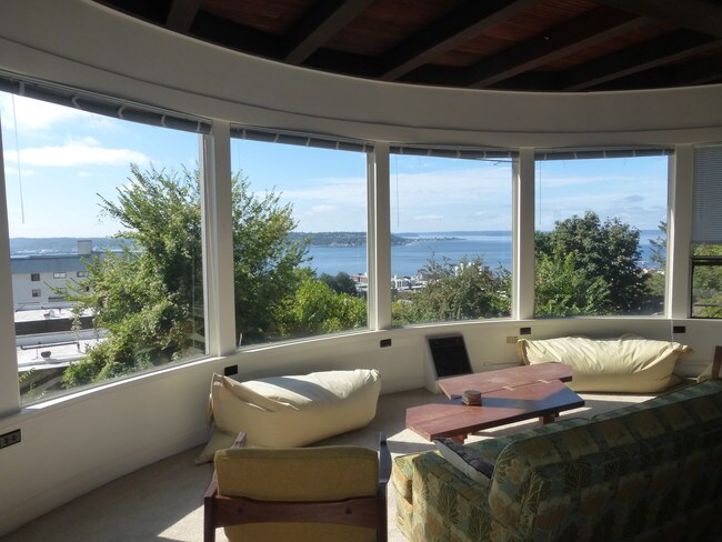 Building Photo - 211 W Highland Dr