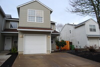 Building Photo - 3 Bedroom 2.5 Bath Town Home Dundee OR