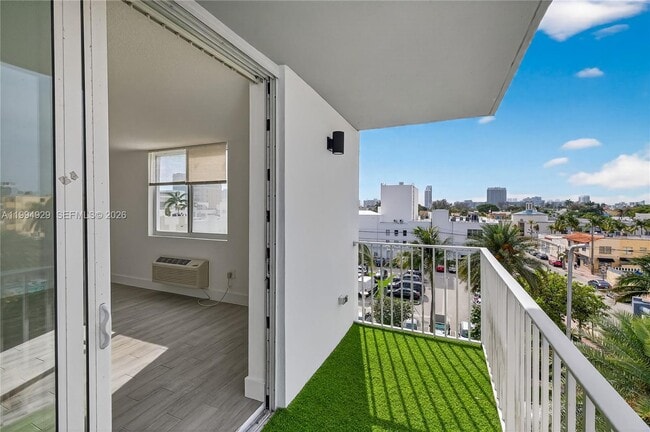 Building Photo - 1255 Collins Ave