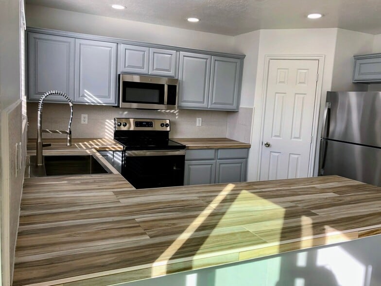 Building Photo - 2099 E Middleton Dr