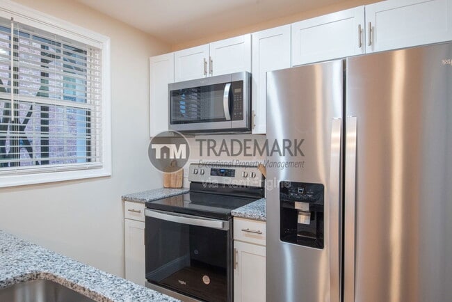 Building Photo - 323 N Mulberry St