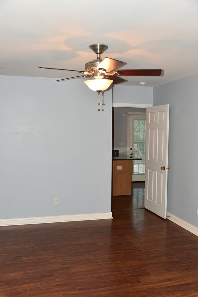 Building Photo - Cozy 4 bedroom home on Hickory Nut!