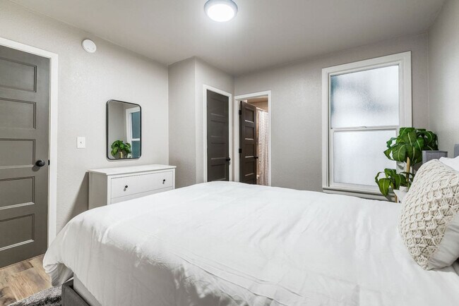 Building Photo - 1818 Court F