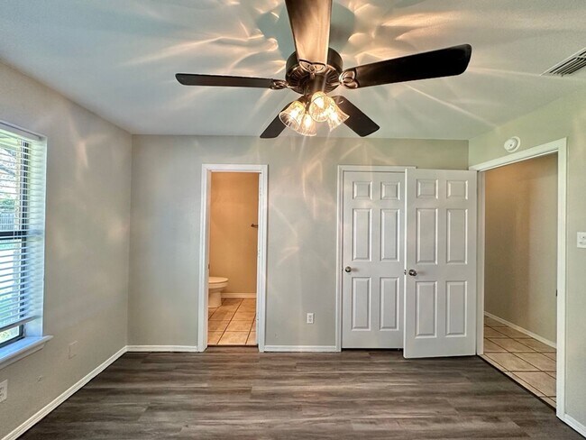 Building Photo - Stoneridge Duplex 454/452