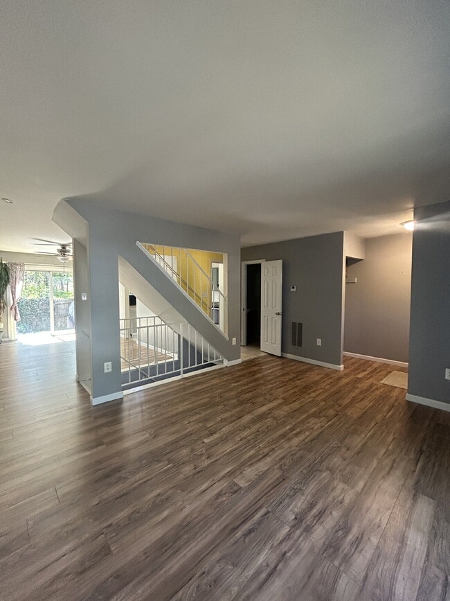 Building Photo - Spacious 3-Bedroom Townhome with Finished Basement in Warrenton, Virginia offering Prime Commuter...