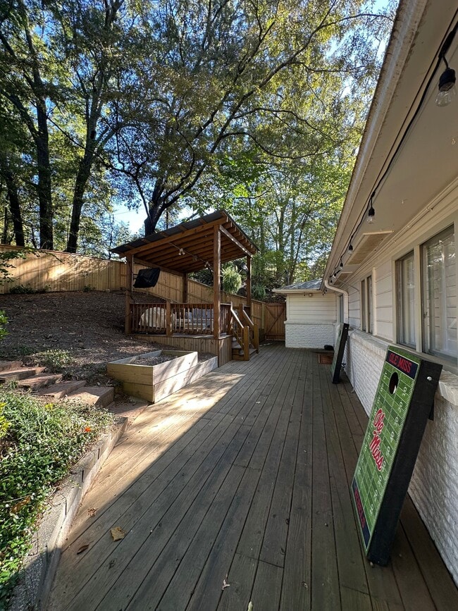 Building Photo - 1220 Beanland Dr