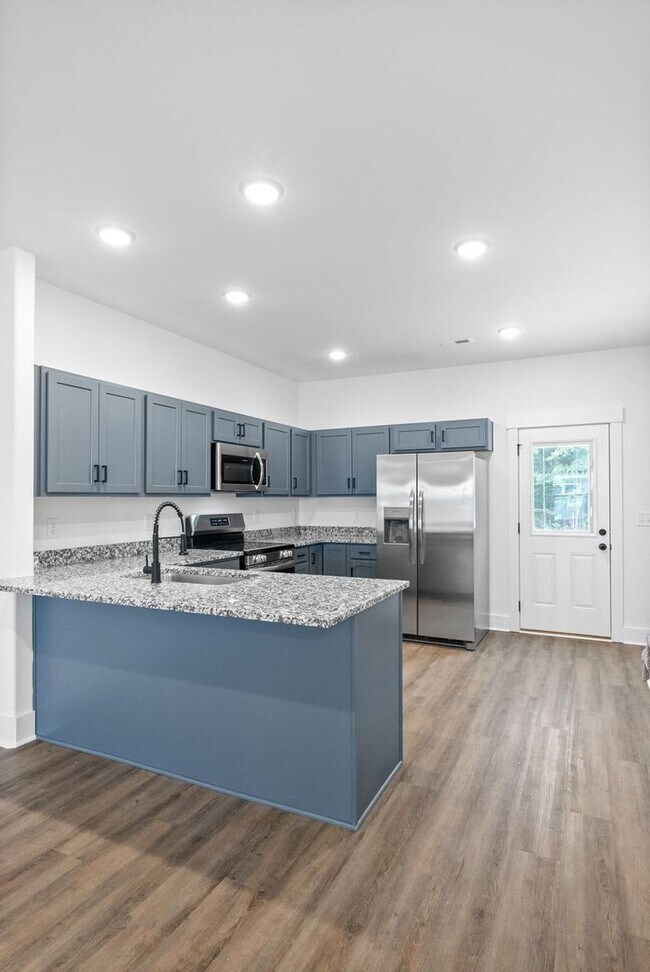 Building Photo - Luxury Townhome For Rent Near Billy Dunlop Park!