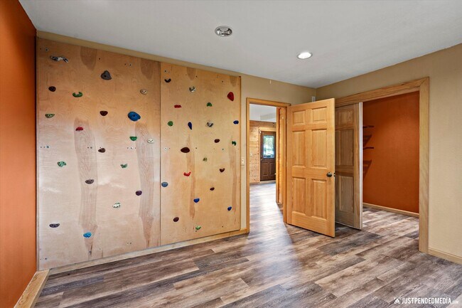 Building Photo - Hillside Retreat