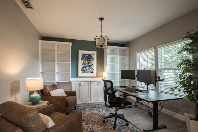 Building Photo - Stunning Home in Desirable Neighborhood