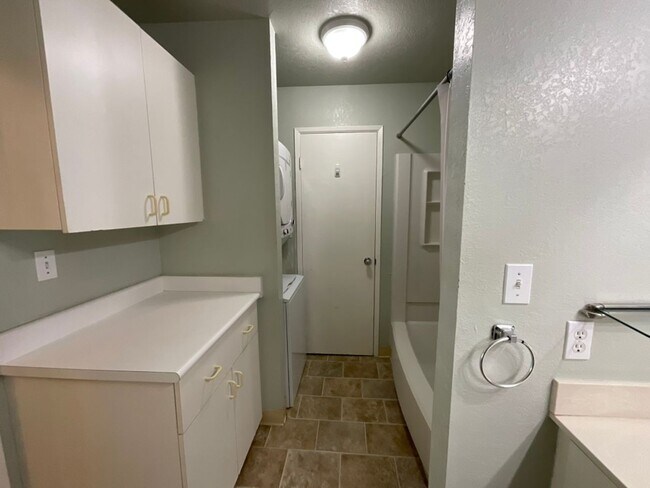 Building Photo - 645 Mananai Pl
