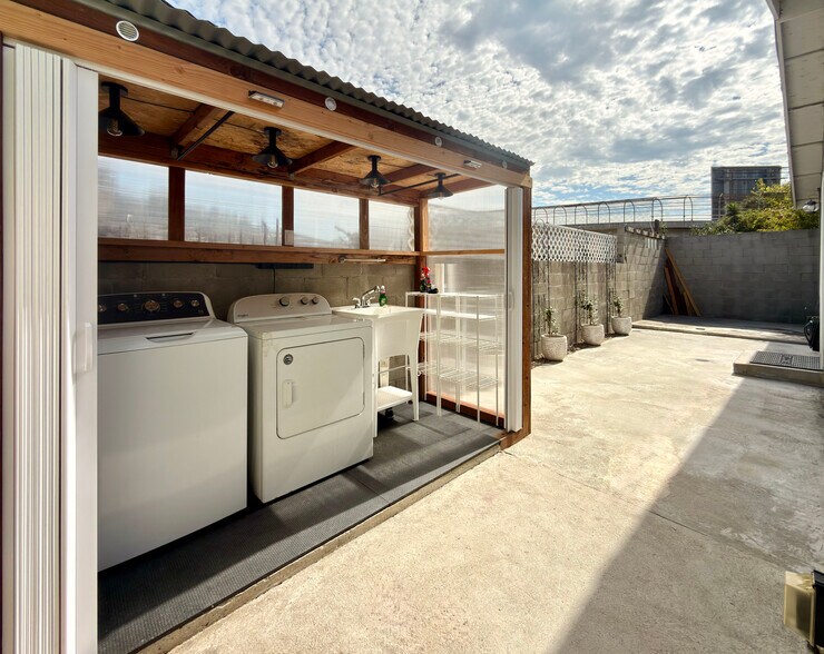 Laundry room - 3552 Whiteside St