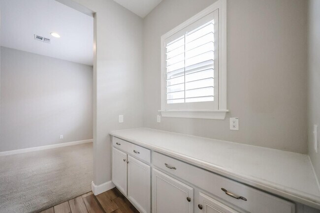 Building Photo - 1424 E Pedro Rd