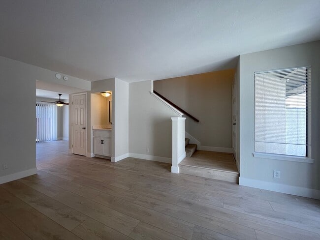 Building Photo - Beautiful Updated 3 Bedroom, 2 1/2 Bath Condo