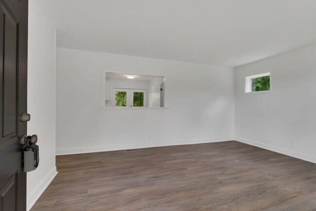 Building Photo - Incredible Fully-Updated 3 Bedroom Home wi...