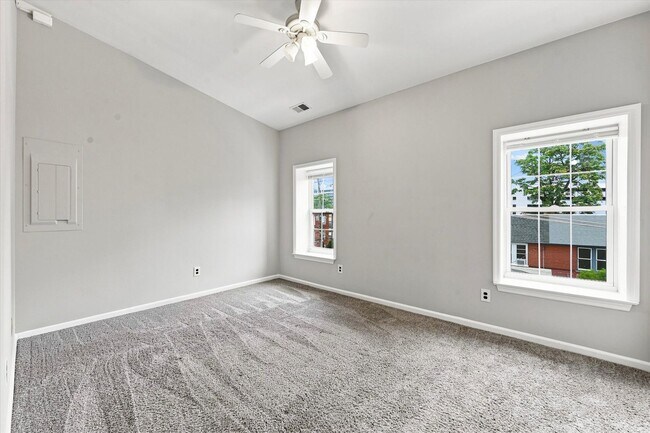 Building Photo - 506 W 9th St