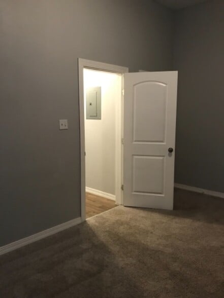 Building Photo - 802 Denver Blvd