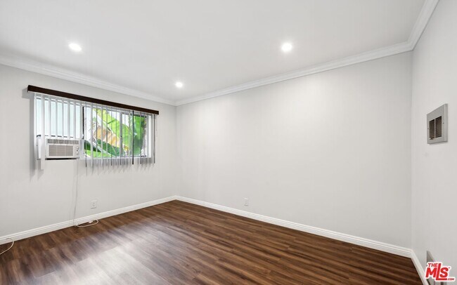 Building Photo - 637 Hayworth Ave