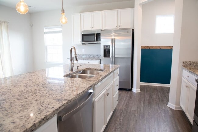 Building Photo - 4 Bedroom, 2.5 Bath Home w/ Fenced Backyard and 2 Car Garage