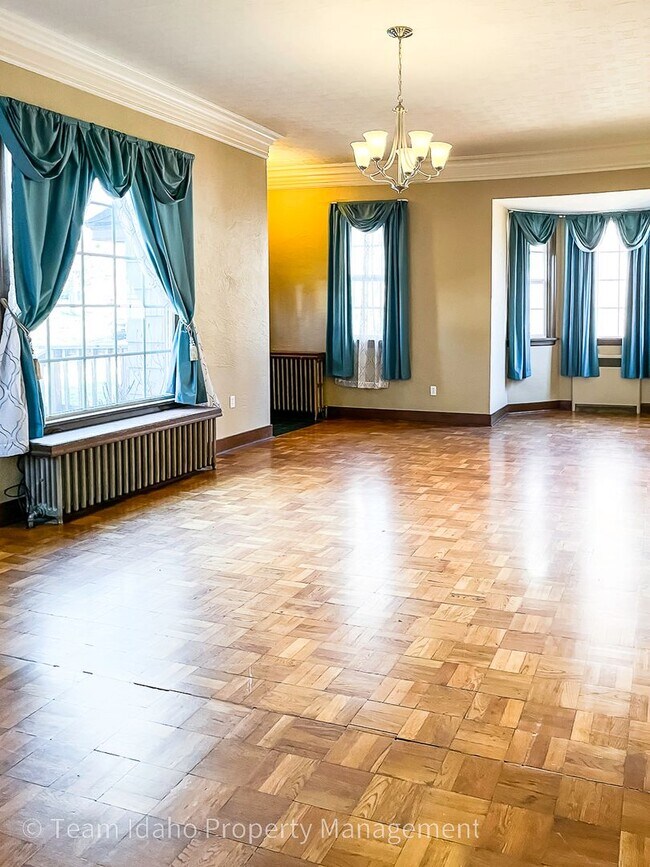 Building Photo - Charming 3bed/3bath home in Historic Fort Russell District