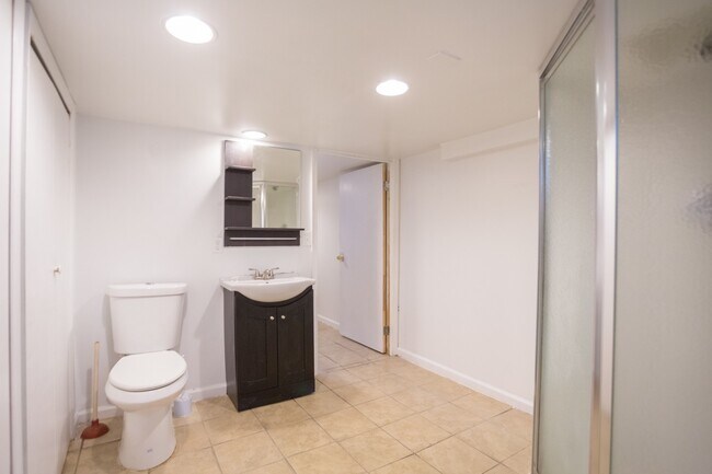 Building Photo - AMAZING 3 Bedrooms 2 Bath + Den in Univers...