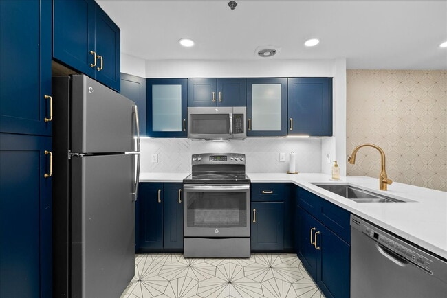 Building Photo - Modern Comfort in Historic Old Town